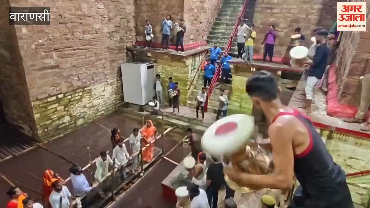 Performance on damru before ritual bath at Lolark Kund in varanasi