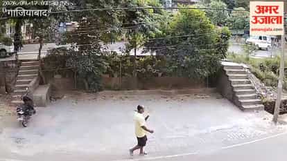 Out-of-control van plunges into ditch in Ghaziabad 4 schoolchildren have a narrow escape
