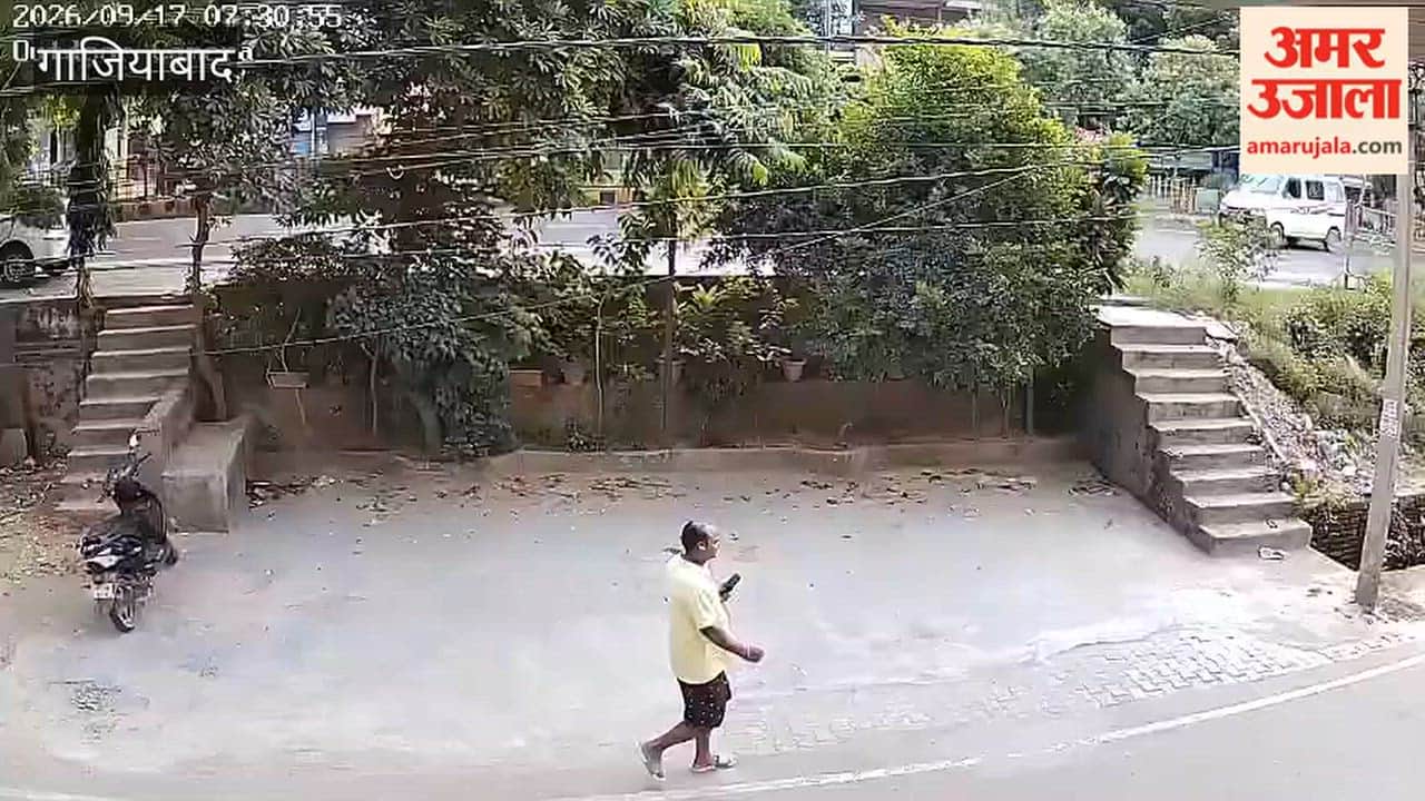 Out-of-control van plunges into ditch in Ghaziabad 4 schoolchildren have a narrow escape