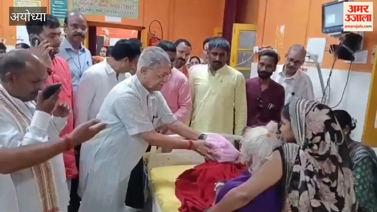 प्रधानमंत्री के जन्मदिवस पर अयोध्या में जिला अस्पताल में कार्यकर्ताओं ने किया रक्तदान, मरीजों को बांटे फल