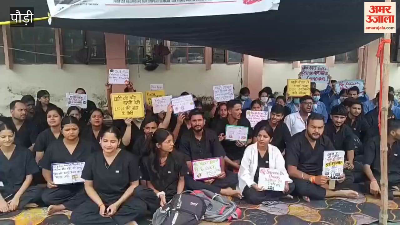 Pauri:Srinagar Garhwal: Paramedical intern students continue strike demanding Rs 15,000 per month stipend