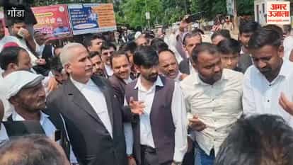 गोंडा में चैंबरों की बिजली कटने से भड़के वकील, अंबेडकर चौराहे पर प्रदर्शन