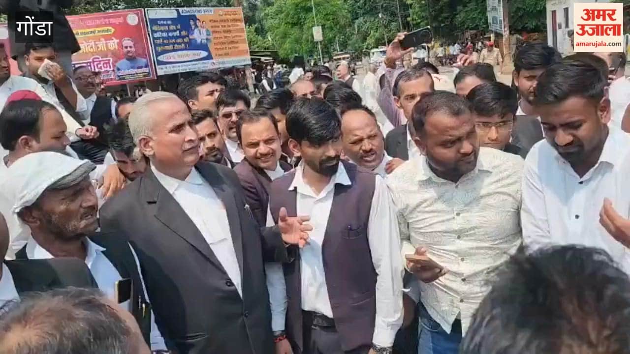 गोंडा में चैंबरों की बिजली कटने से भड़के वकील, अंबेडकर चौराहे पर प्रदर्शन