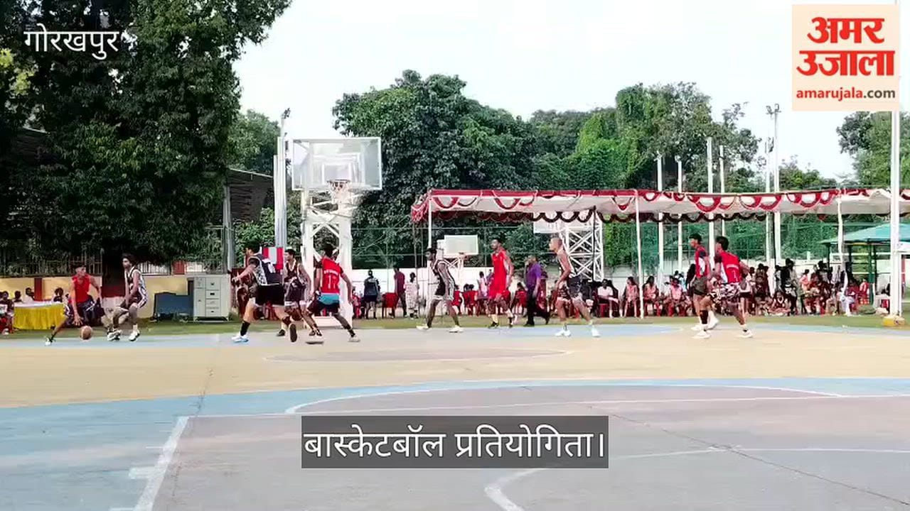 Match between Azamgarh and Varanasi teams in the basketball competition.