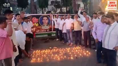Srinagar: Congress workers paid tribute to Ankita Bhandari by lighting lamps on her death anniversary.