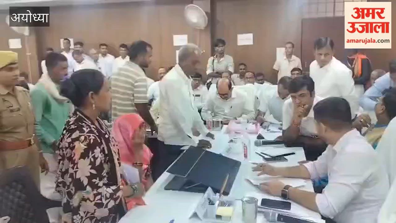 अयोध्या के मिल्कीपुर तहसील में रो-रोकर महिला ने डीएम को सुनाई व्यथा