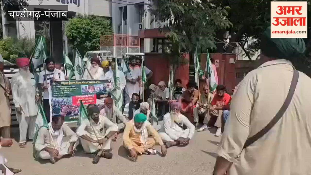 Farmers in Moga burned effigies of the Punjab and Central governments.