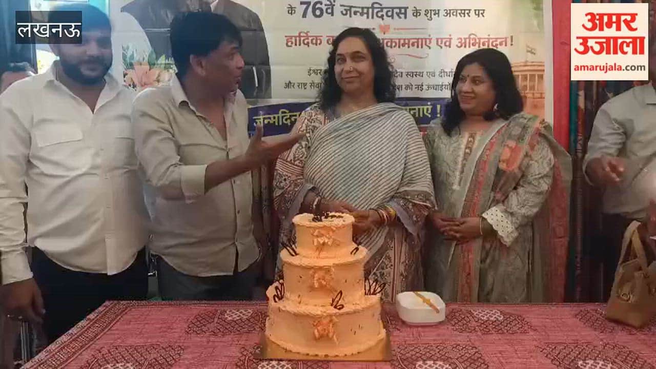 लखनऊ में सफेद बारादरी में सिल्क प्रदर्शनी का उद्घाटन, नम्रता पाठक ने केक काटकर पीएम मोदी को जन्मदिन की दी बधाई