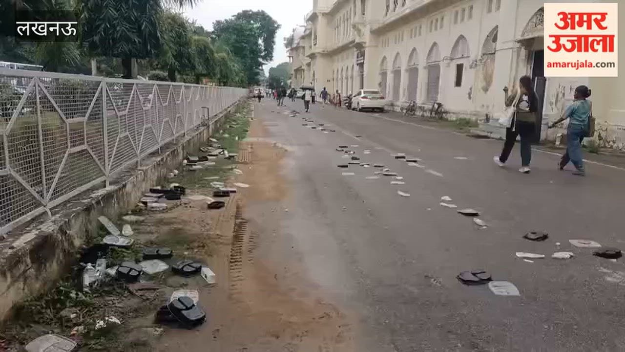 लखनऊ विश्वविद्यालय में चल रहे गोमती पुस्तक महोत्सव में फैली गंदगी