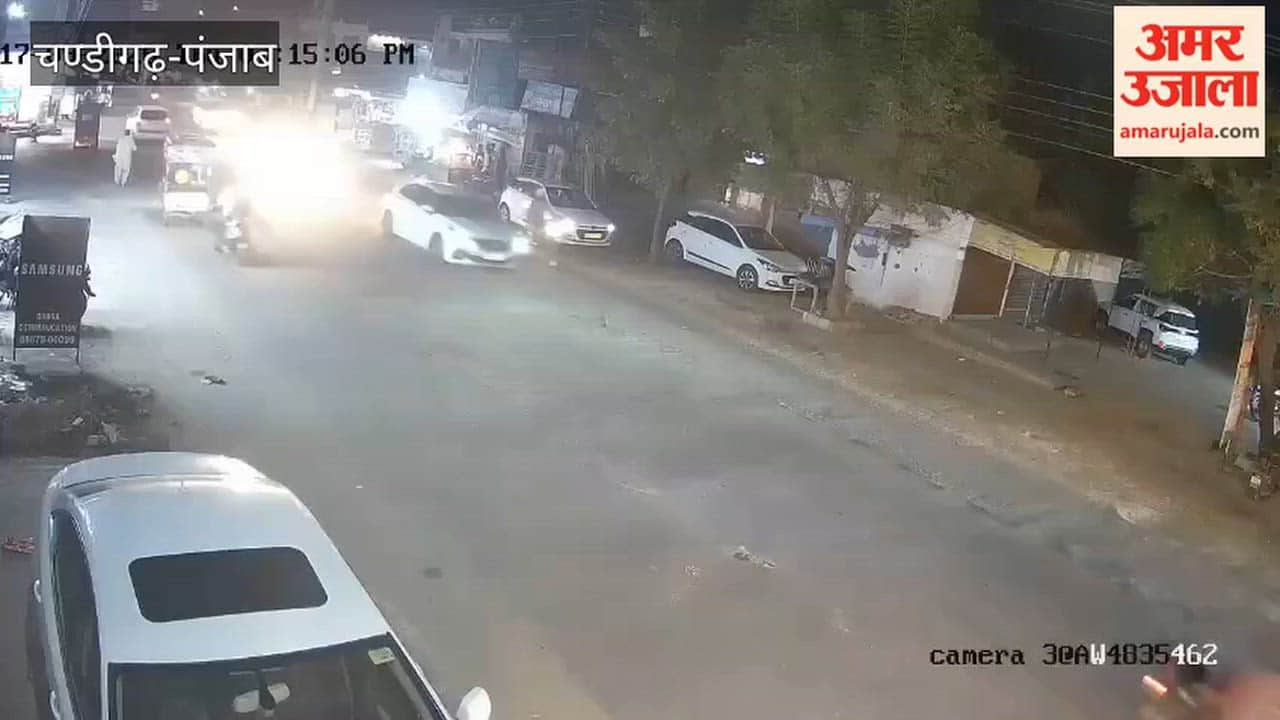 Motorcyclists snatched a BJP leader's wife's purse in Kotkapura.