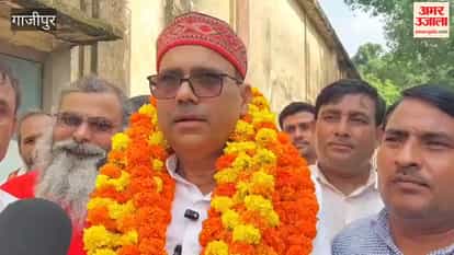 Party workers welcome the state president