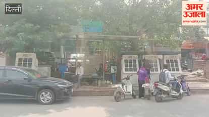 Encroachment on Delhi footpaths; people walking while risking their lives