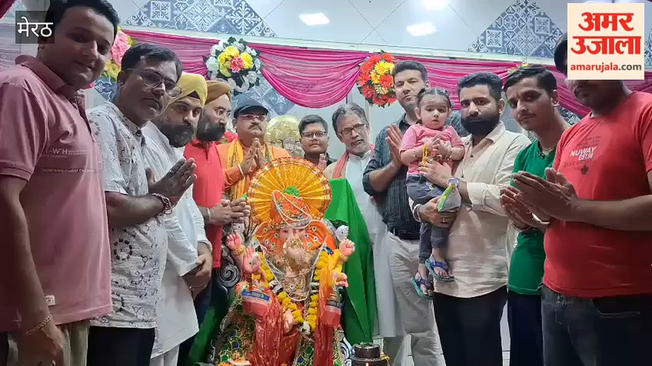 Ganesh Puja was performed near the Manokamna Mahakaleshwar Buzurg Satsang Mandir.