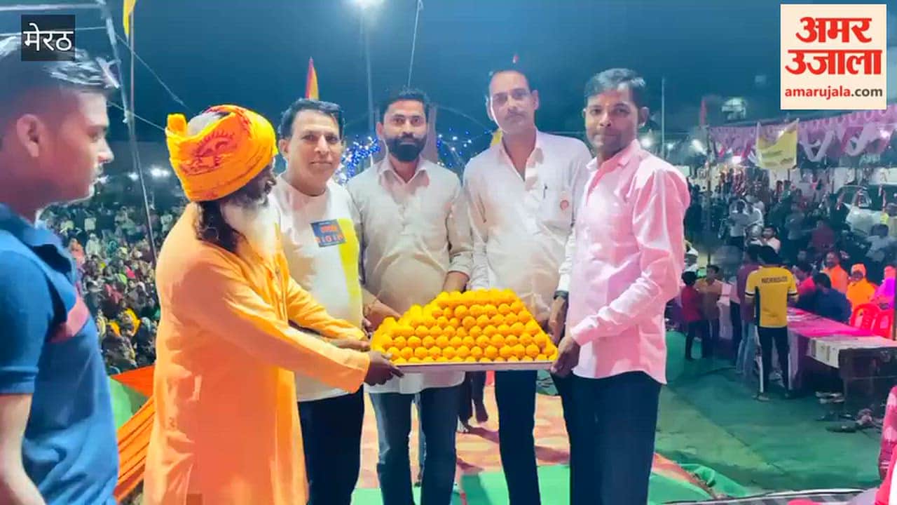An offering of 101 kg of laddoos was made to Ganpati.