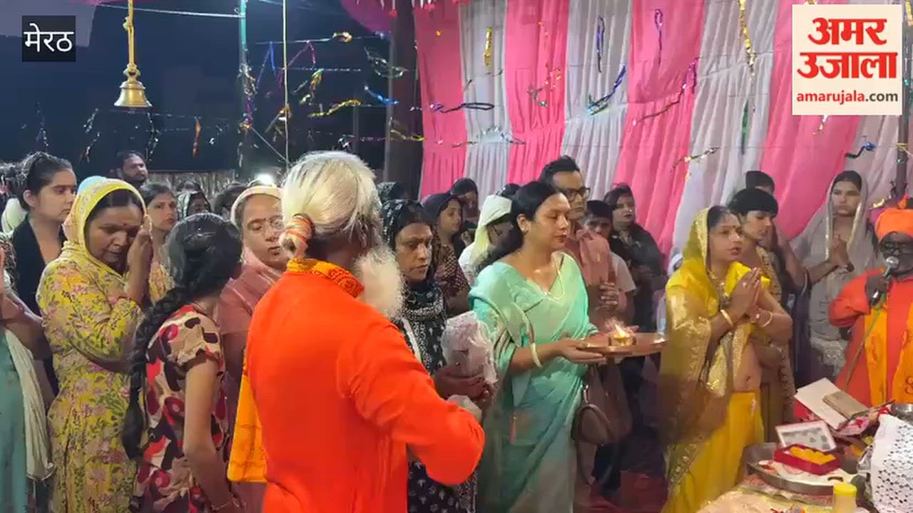 Laddus were offered to Ganpati Bappa, devotees accepted the prasad.