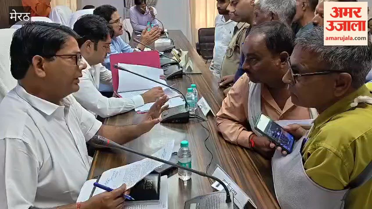 Officials heard grievances at the 'Sampoorna Samadhan Diwas' (Comprehensive Grievance Redressal Day).