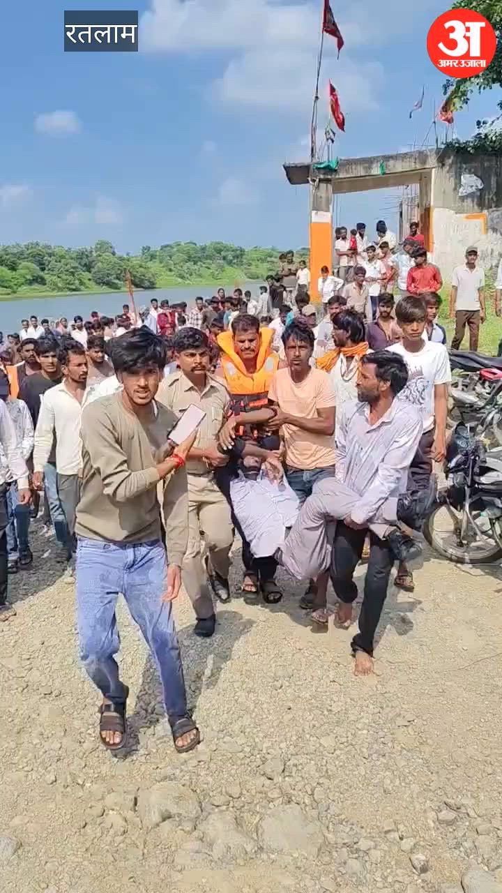 रतलाम: चंबल नदी की पुलिया से बहते पानी में निकलते समय बाइक सहित दो युवक पानी में बहे, एक की मौत