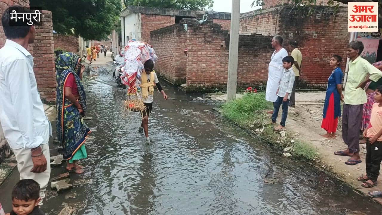 Villagers of Fardpur are grappling with the problem of waterlogging. Diseases are spreading in the village due to the water stagnation.