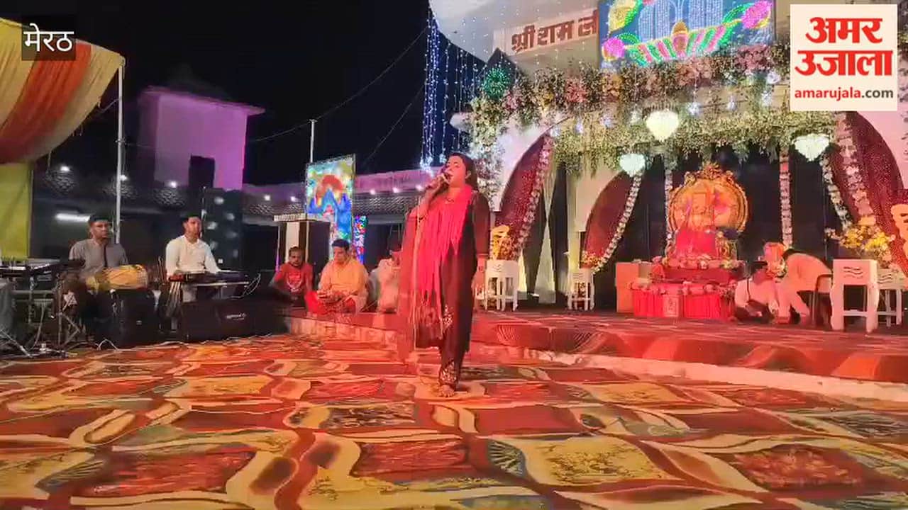 Devotees danced to the bhajans of Radhika Kishori during the Ganpati Mahotsav.
