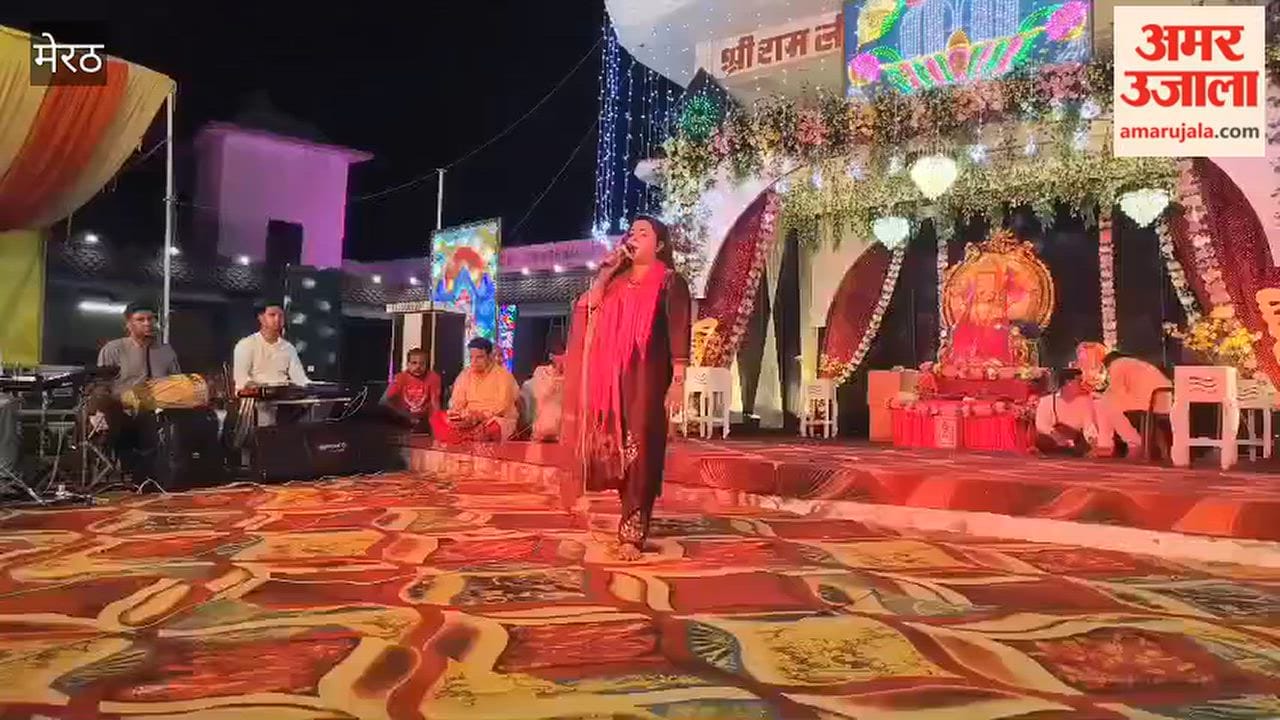 Devotees danced to the bhajans of Radhika Kishori during the Ganpati Mahotsav.