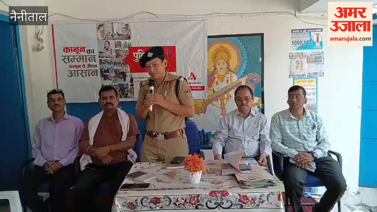 Sunita Kunwar providing information about the POCSO Act to students at the 'Police Ki Pathshala' (Police Classroom) organized by Amar Ujala