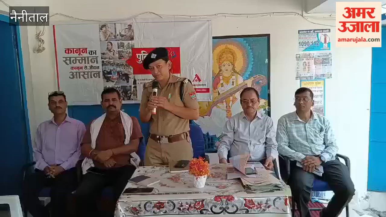 Sunita Kunwar providing information about the POCSO Act to students at the 'Police Ki Pathshala' (Police Classroom) organized by Amar Ujala
