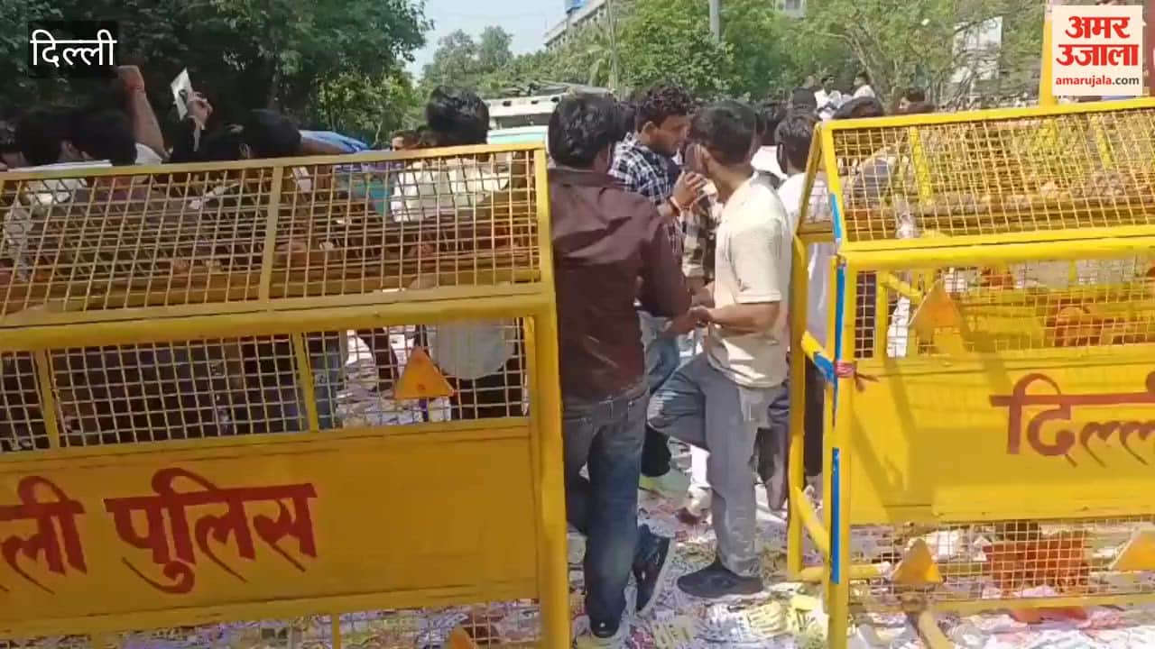 DUSU Election Voting: Sloganeering outside Shyam Lal College