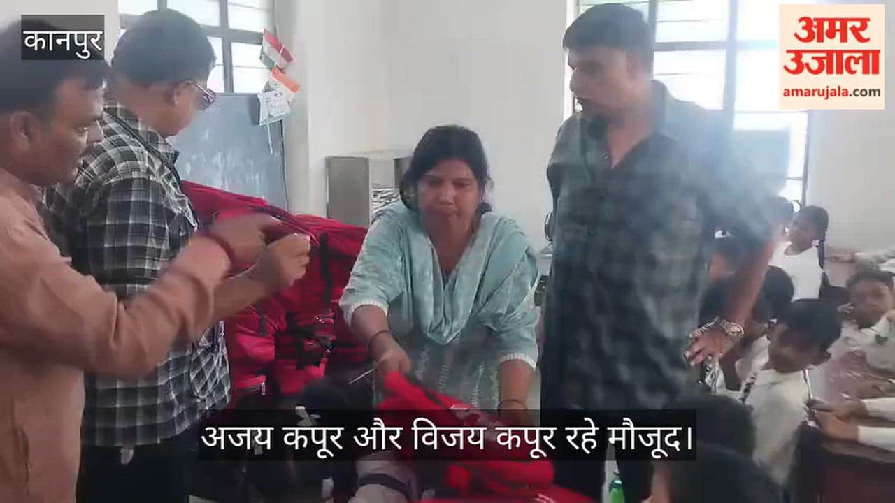 Kanpur Former MLA Ajay Kapoor distributes bags shoes  socks and books to 458 children