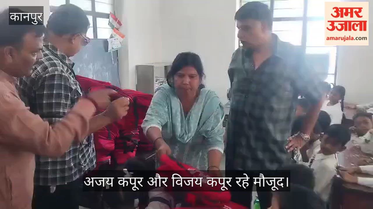 Kanpur Former MLA Ajay Kapoor distributes bags shoes  socks and books to 458 children