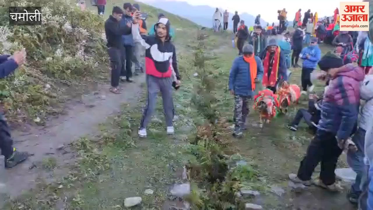 Chamoli: The Badhar Doli and Lokjat Yatra procession reached its return halt at Bank village, while the Nanda Devi Badi Jat Yatra arrived at Patalnchaudi