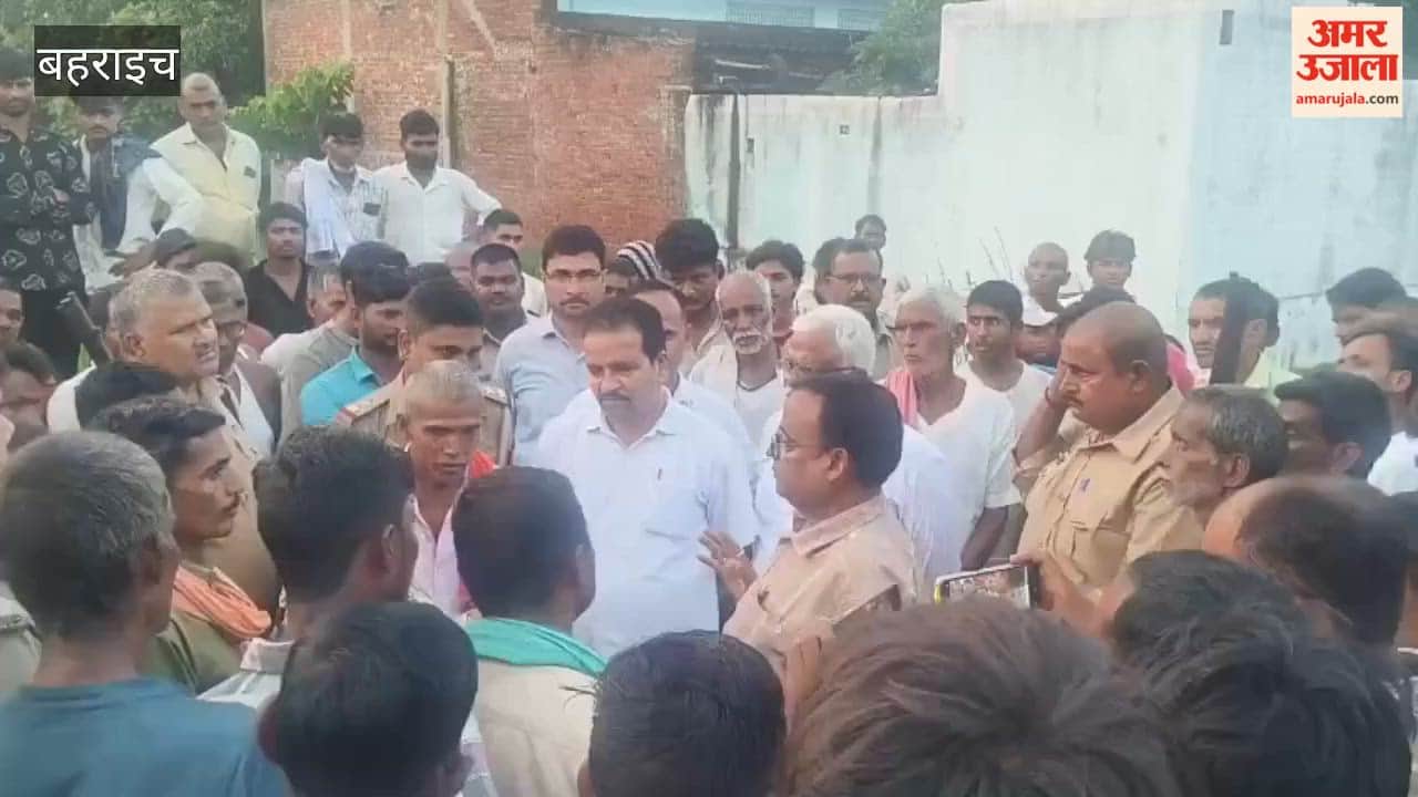 बहराइच में जल निकासी की समस्या पर ग्रामीणों ने नायब तहसीलदार को डेढ़ घंटे बनाया बंधक