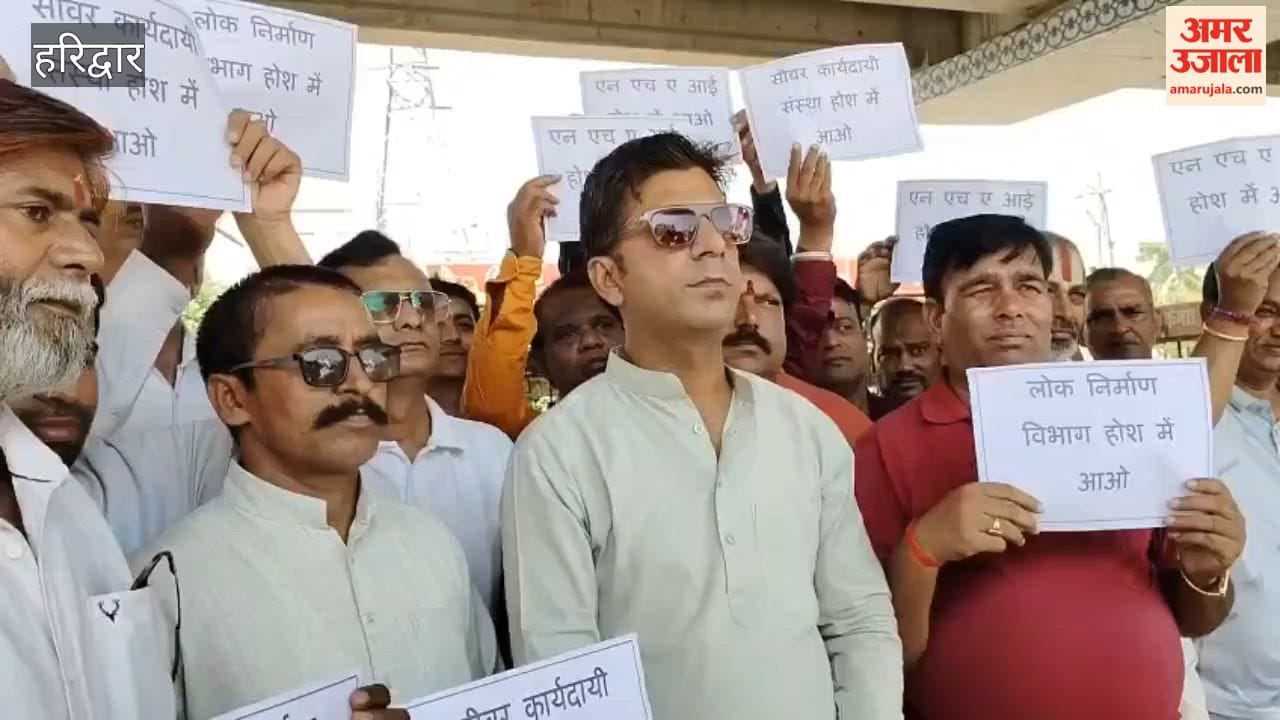 Damaged roads and large potholes in Haridwar traders take to the streets against the concerned departments.