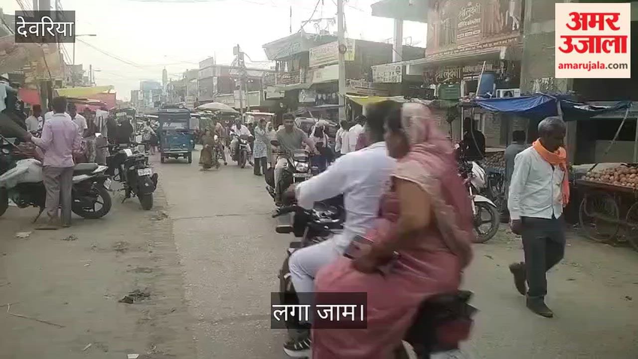 Street vendors and carts have encroached upon the footpath, causing difficulties for the movement of vehicles.