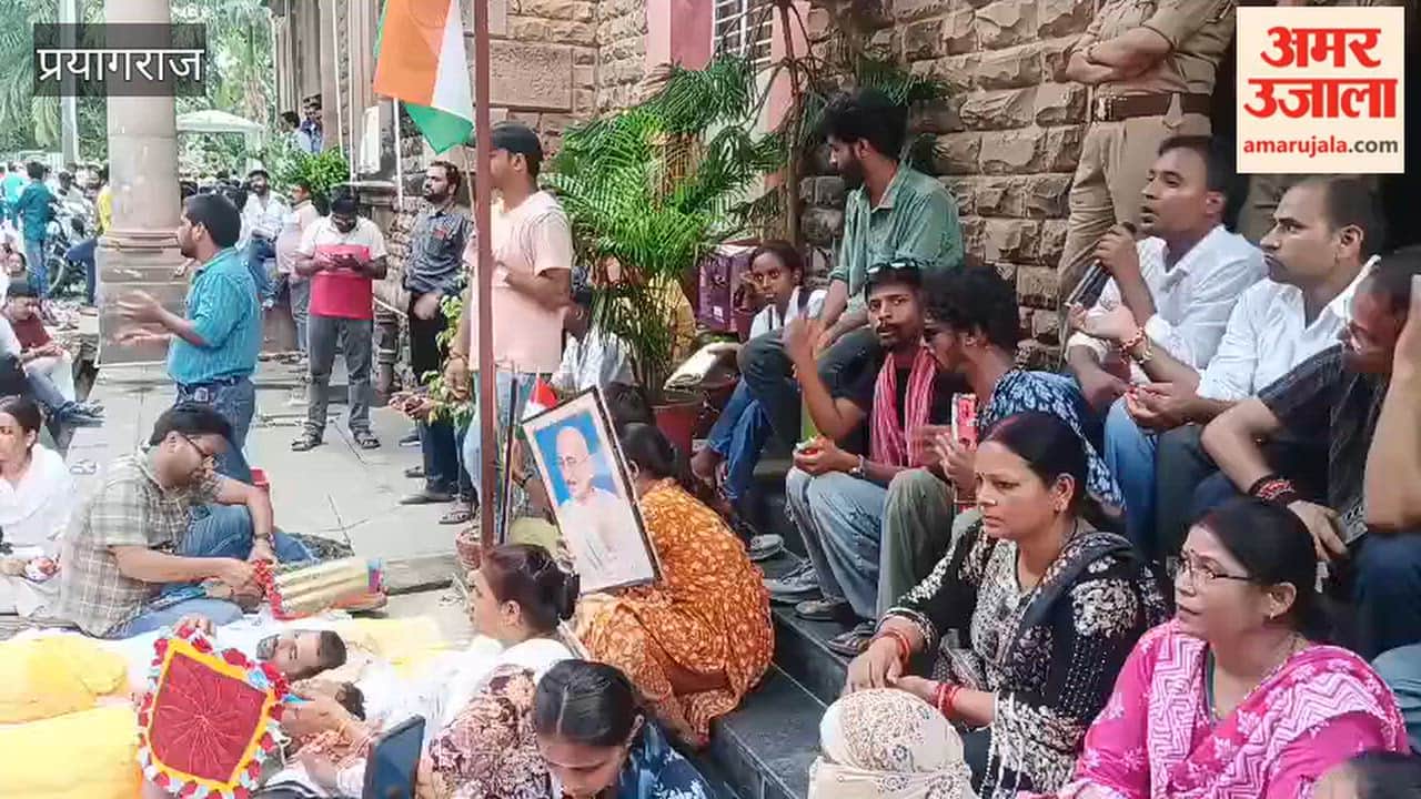 Teacher recruitment candidates staged a protest by laying siege to the Directorate of Education.