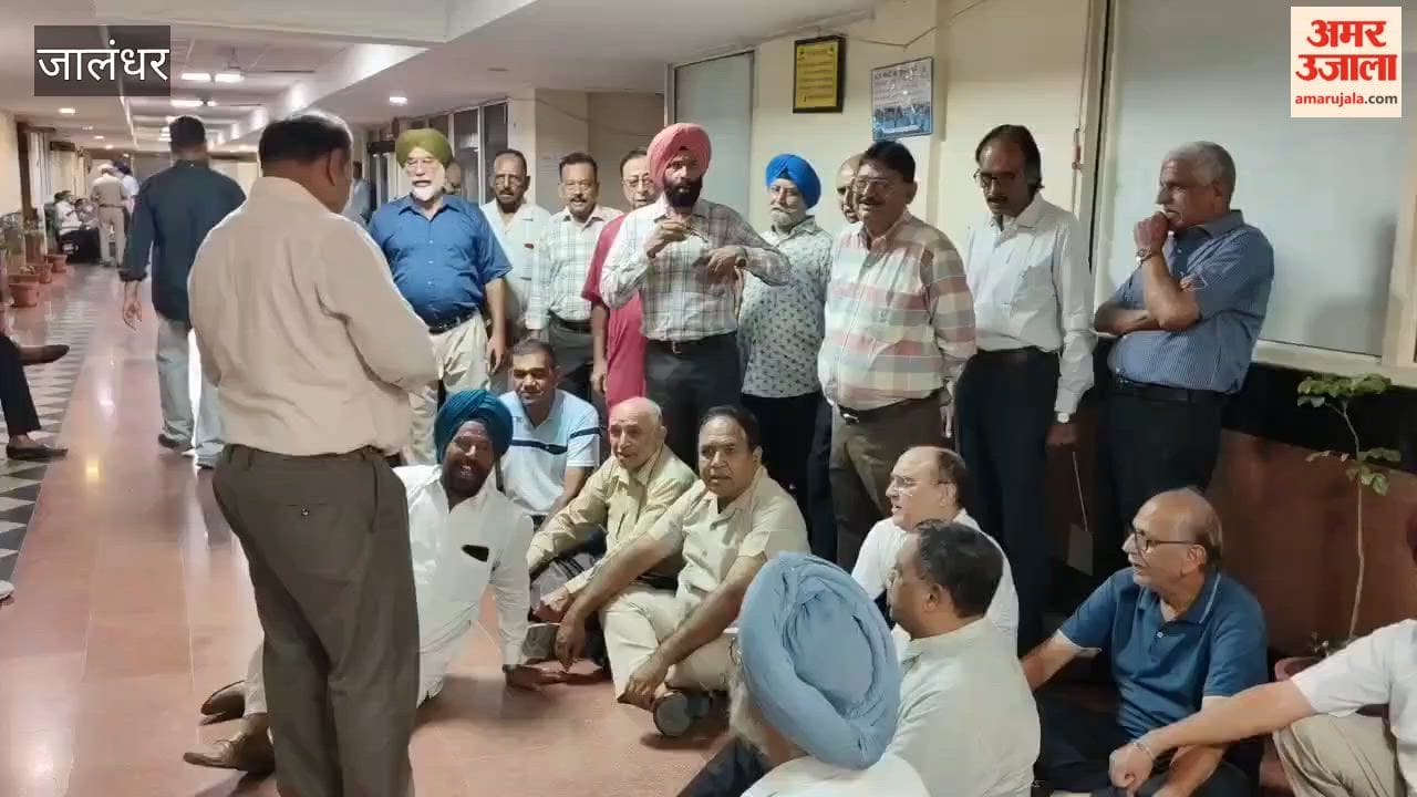 Protest by retired employees at Jalandhar Municipal Corporation
