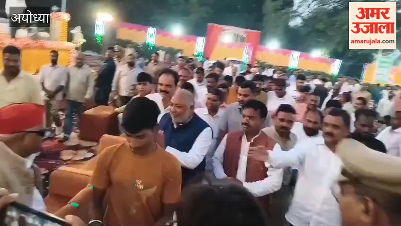 अयोध्या में मंत्री दयाशंकर सिंह ने सपा सांसद अवधेश प्रसाद के छुए पैर, एक कार्यक्रम में पहुंचे थे
