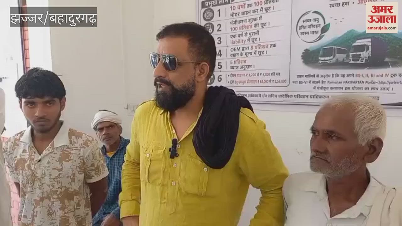 Naveen Jaihind arrived at the DC's public hearing in Jhajjar to present the grievances of the Suresh family, demanding action against employees over discrepancies in the Family ID.