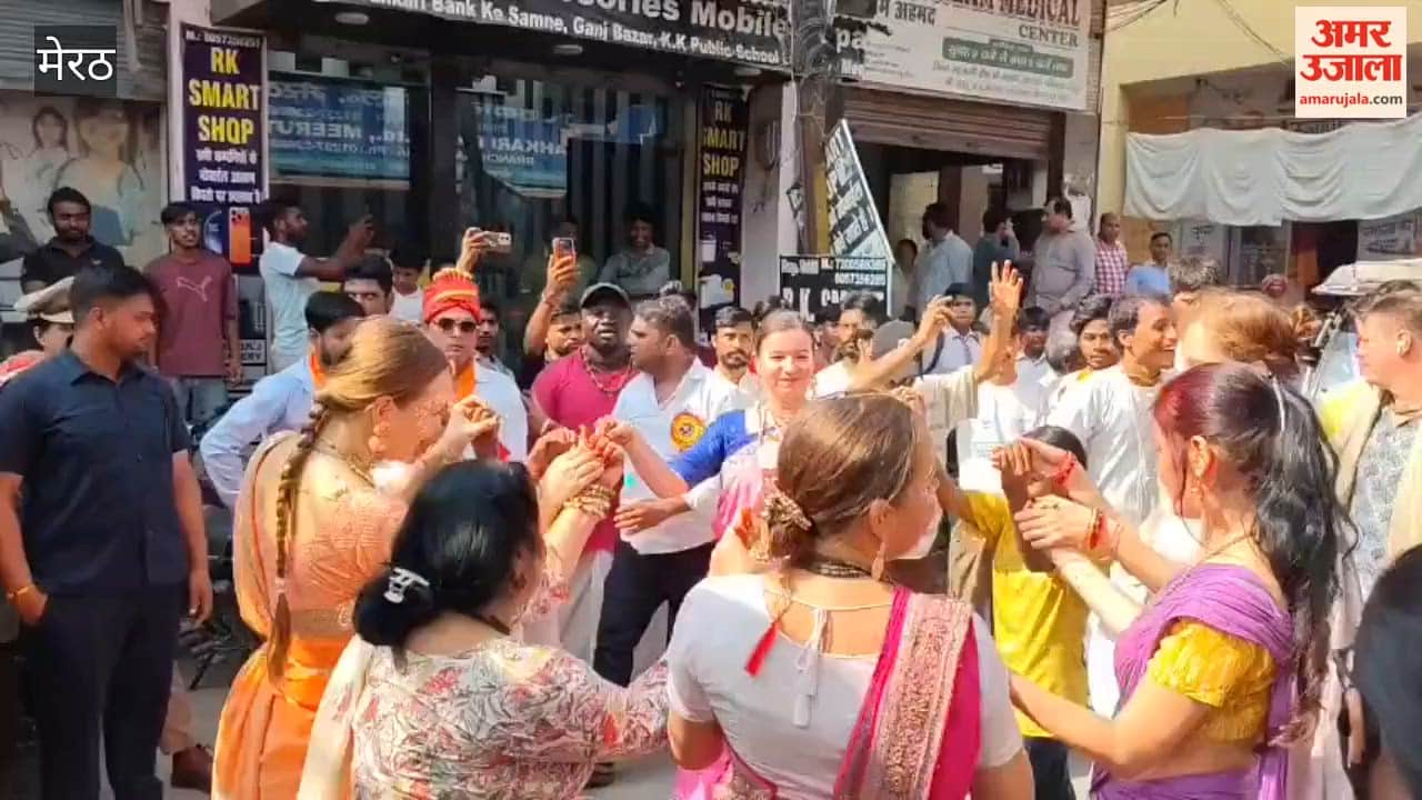 Meerut: Foreign Devotee Dances to Drumbeats During Ganesh Visarjan Procession in Sardhana