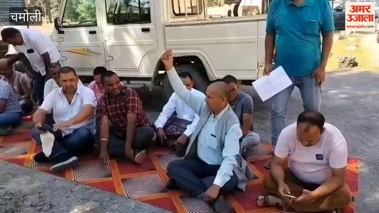 Congress workers stage protest against the poor condition of Tharali Chamoli
