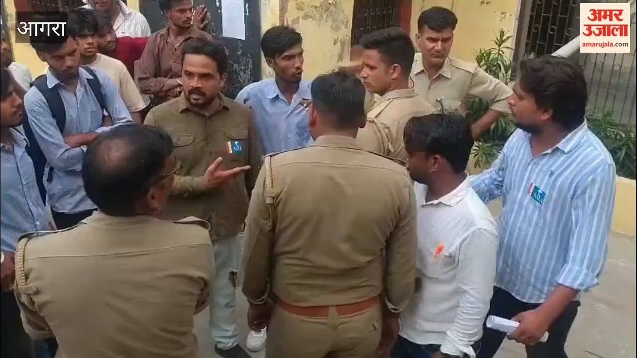 NSUI staged a protest at Agra College over its demands.
