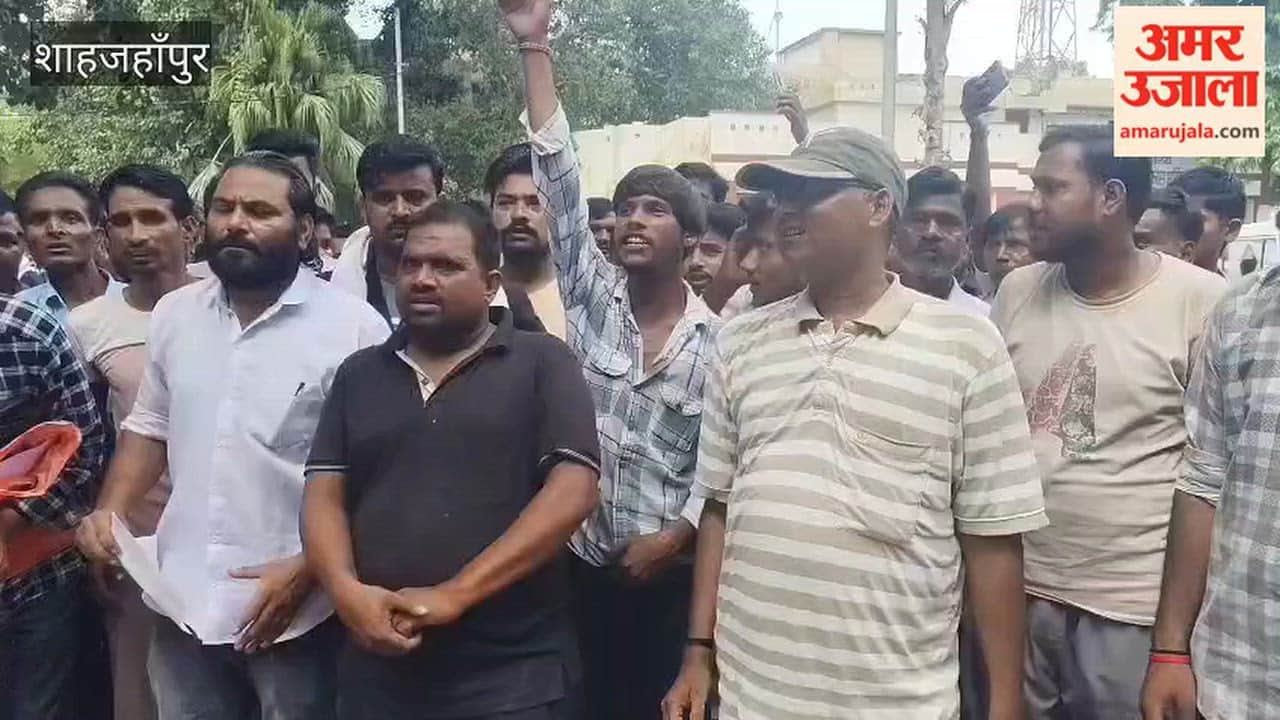 E-rickshaw drivers staged a protest alleging harassment in the name of verification