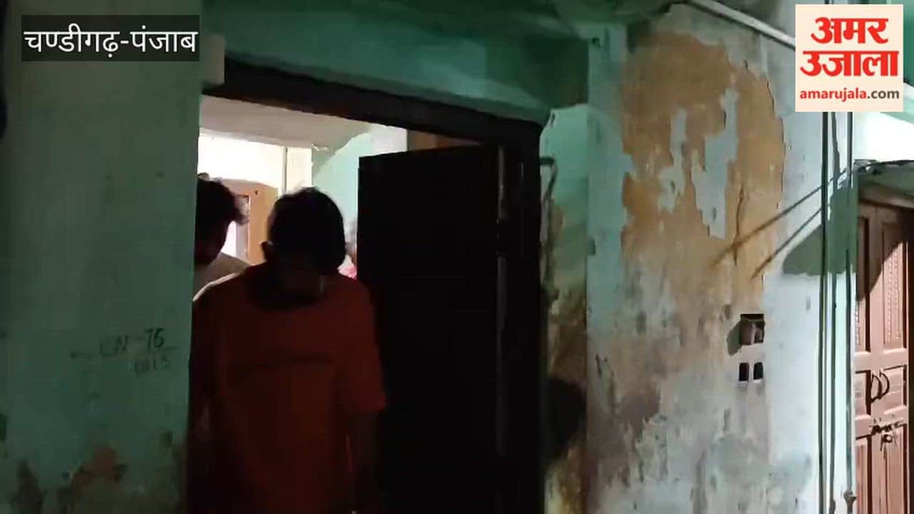 Thieves fled the house with jewelry worth ₹7 lakh and ₹5 lakh in cash.