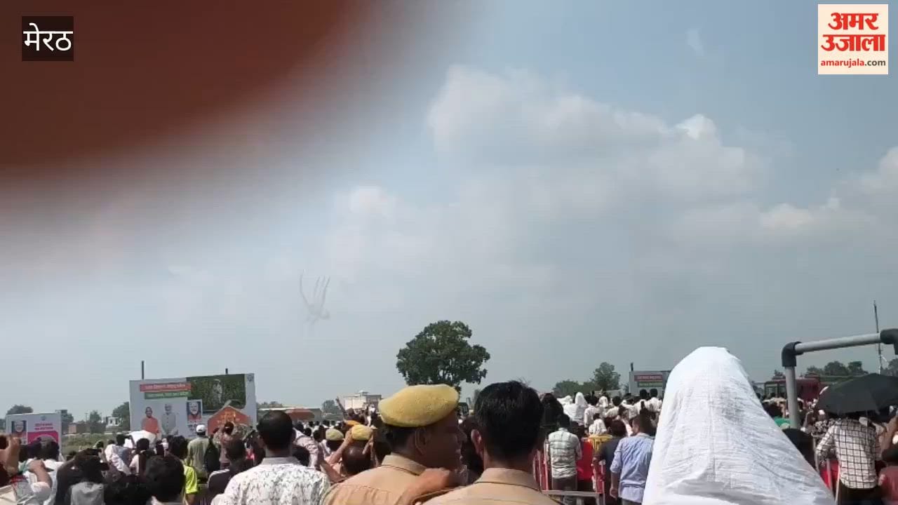 Meerut: Air Force pilots performed breathtaking aerial maneuvers in MK-132 aircraft, thrilling the audience.