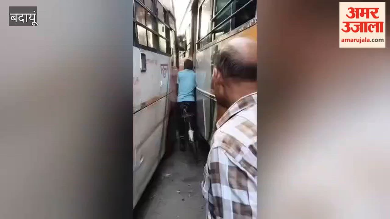 man stuck between two buses in Budaun