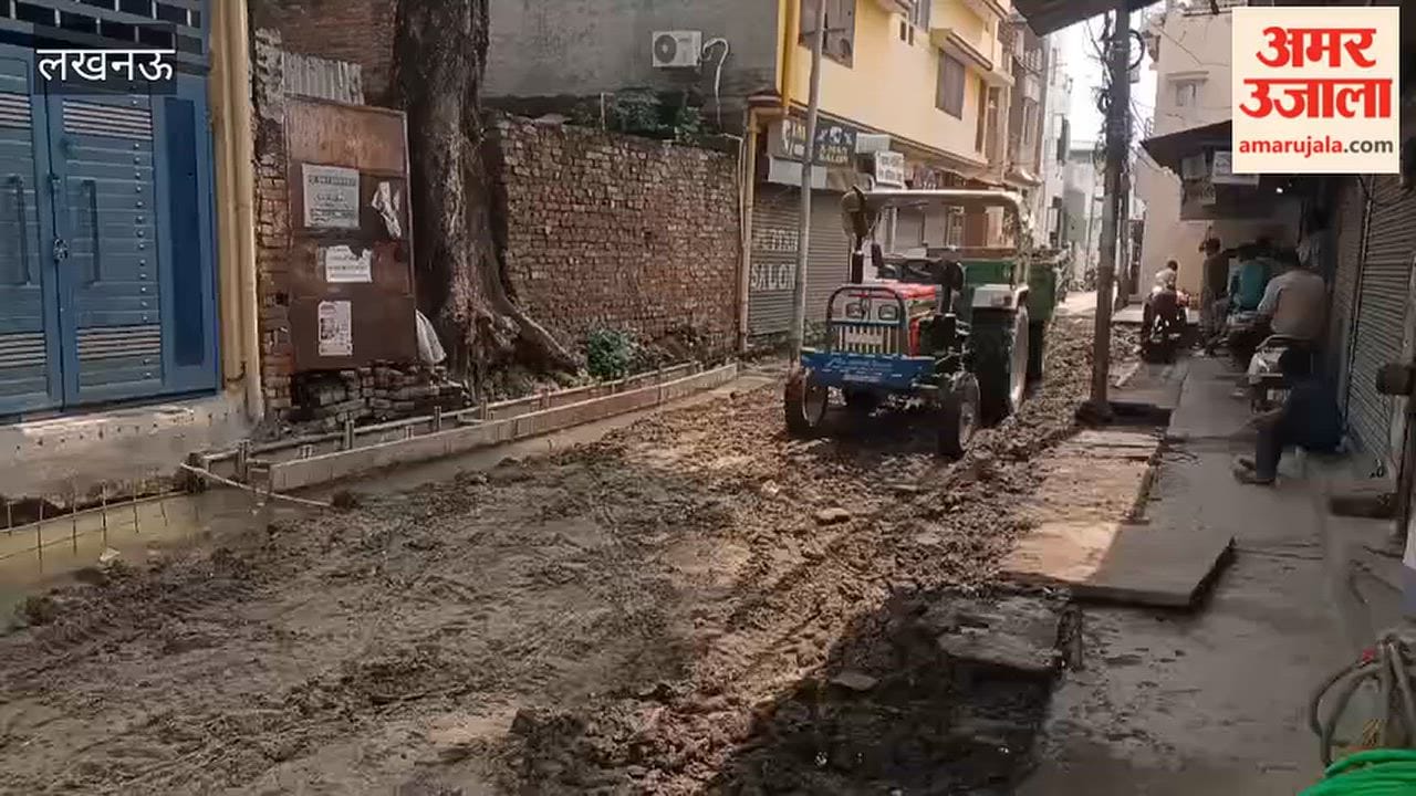 लखनऊ में विवेकानंद पुरी वार्ड में सड़क पर बिखरा मलबा हटाने पहुंची नगर निगम की टीम