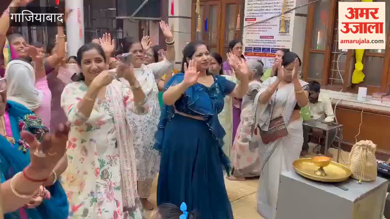 Devotees dancing at Mahavir Jain Temple in Vasundhara Ghaziabad fifth day of Dashalakshan Mahaparv