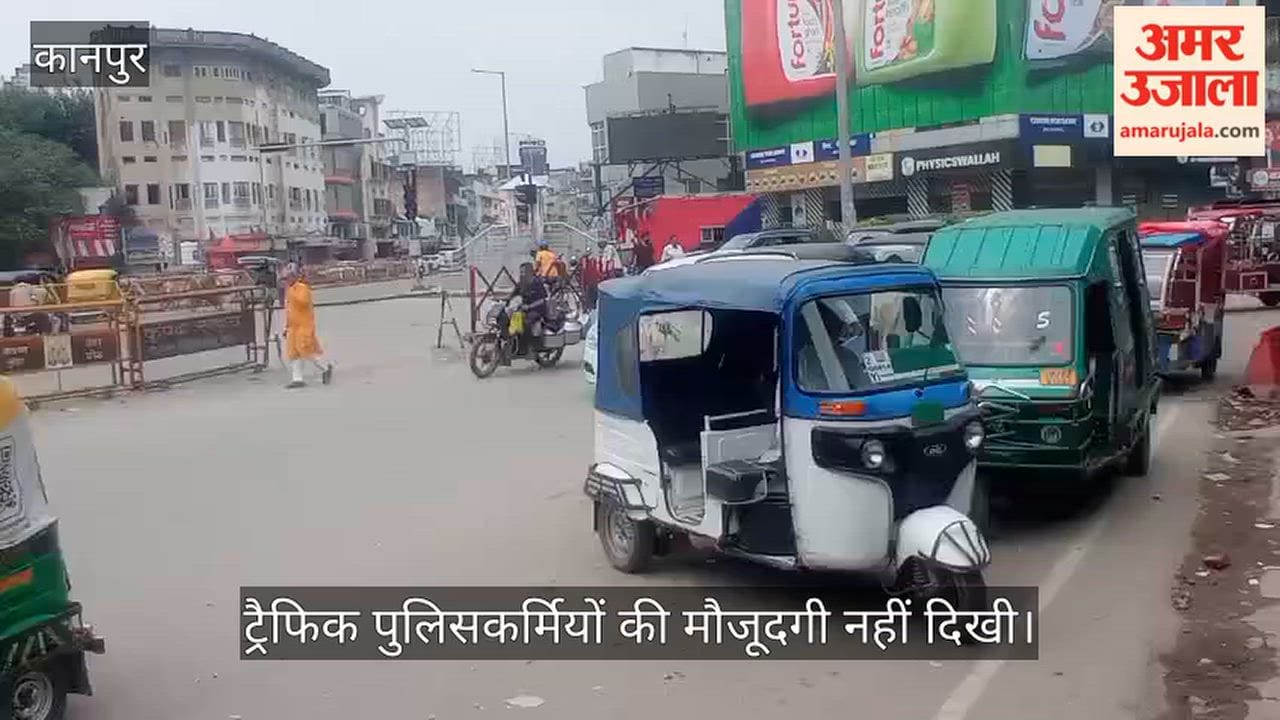 Kanpur Erickshaw and tempo drivers take over the road on Mall Road