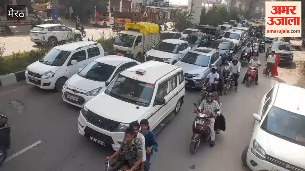 Meerut: Traffic jam on Delhi Road after air show; vehicles crawled along.