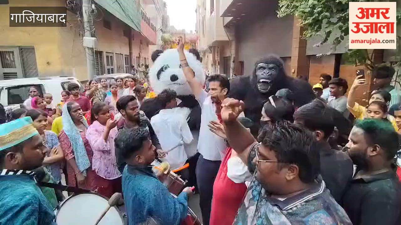 Devotees heading for Ganesh immersion in Navyug Market