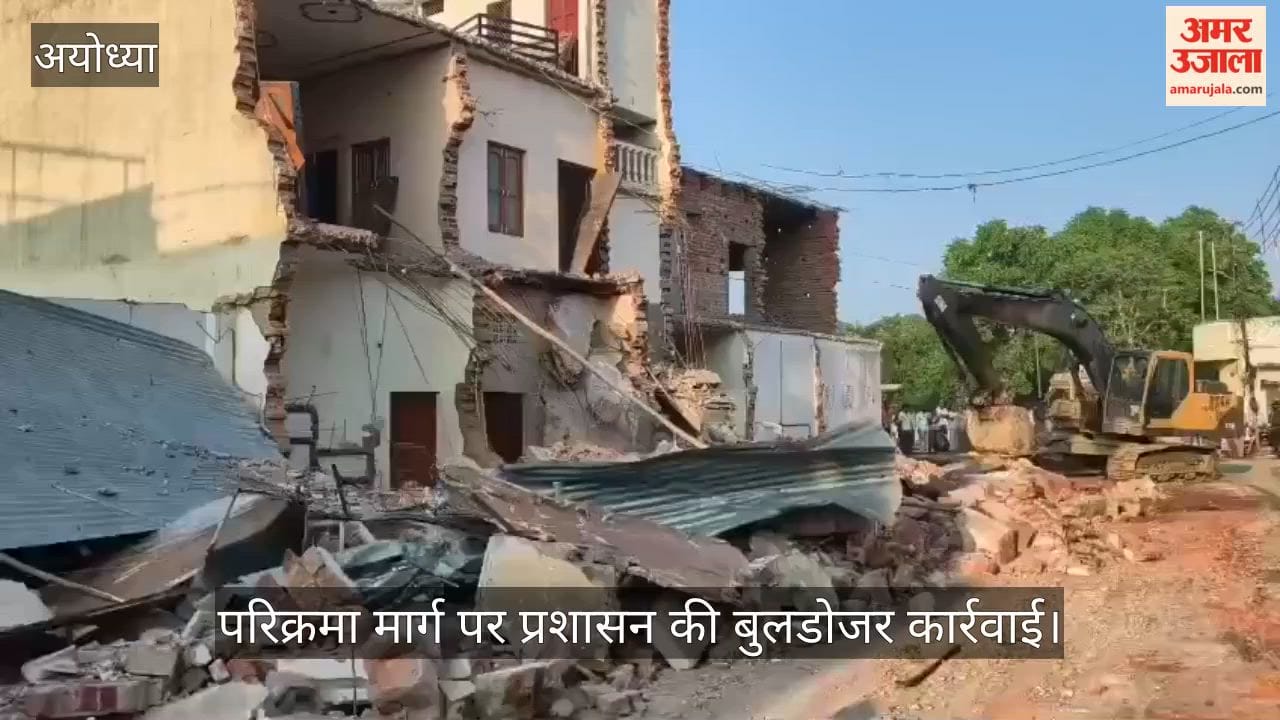 VIDEO: जनौरा नाका पर तीन मकानों पर चला बुलडोजर, परिक्रमा मार्ग पर हुई कार्रवाई